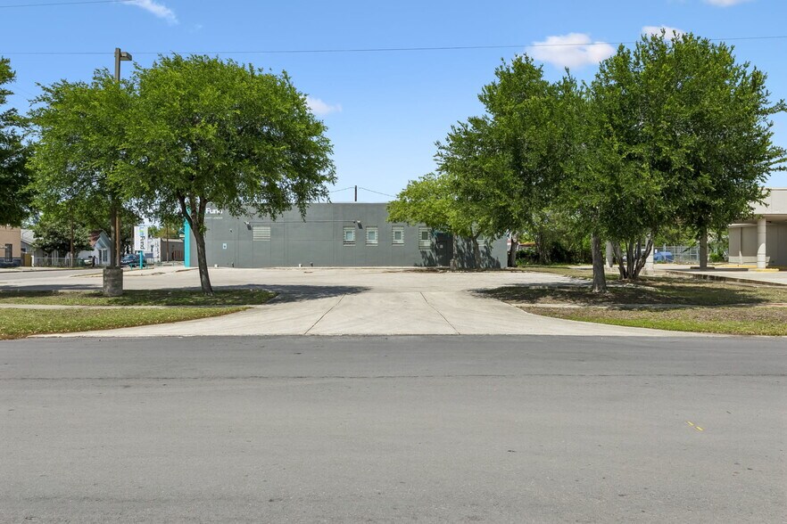 More Photos Of 2014 S Hackberry St, San Antonio Office For Sale
