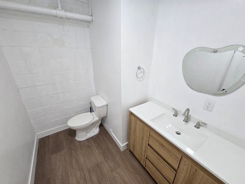 More Photos Of 3000 S Grand Ave, Los Angeles Warehouse For Lease