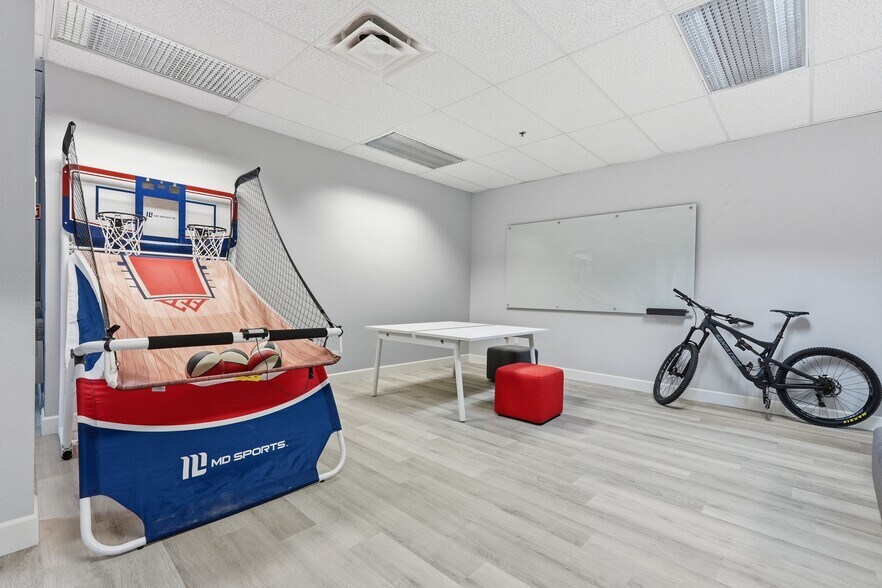 More Photos Of 3401 E Harbour Dr, Phoenix Light Manufacturing For Lease