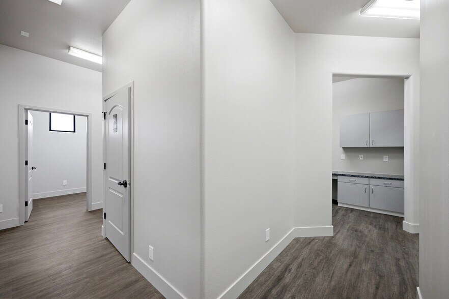 More Photos Of 3939 N Stockton Hill Rd, Kingman Office For Lease