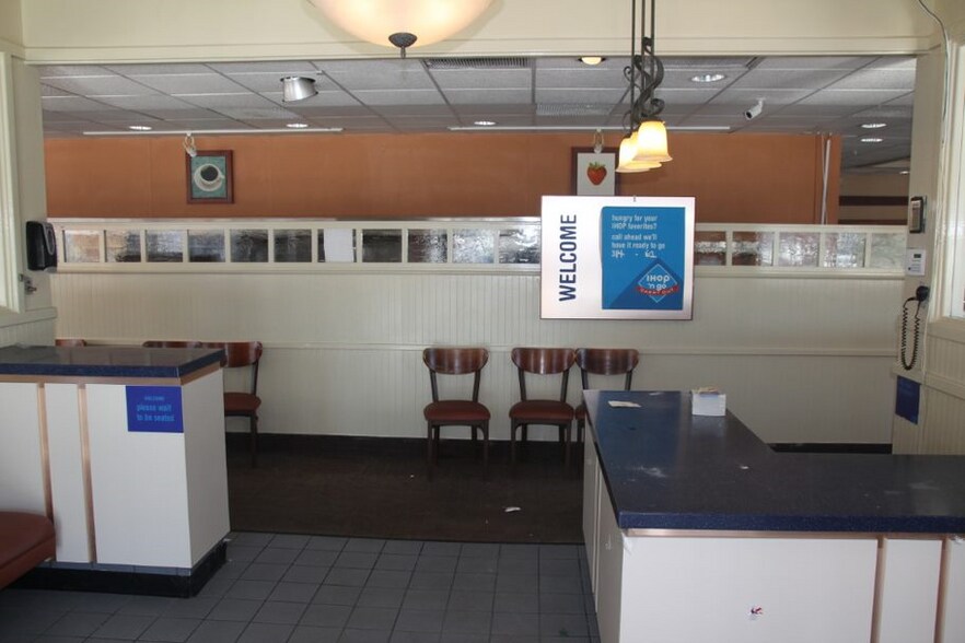 More Photos Of 10910 New Halls Ferry Rd, Saint Louis Restaurant For Lease