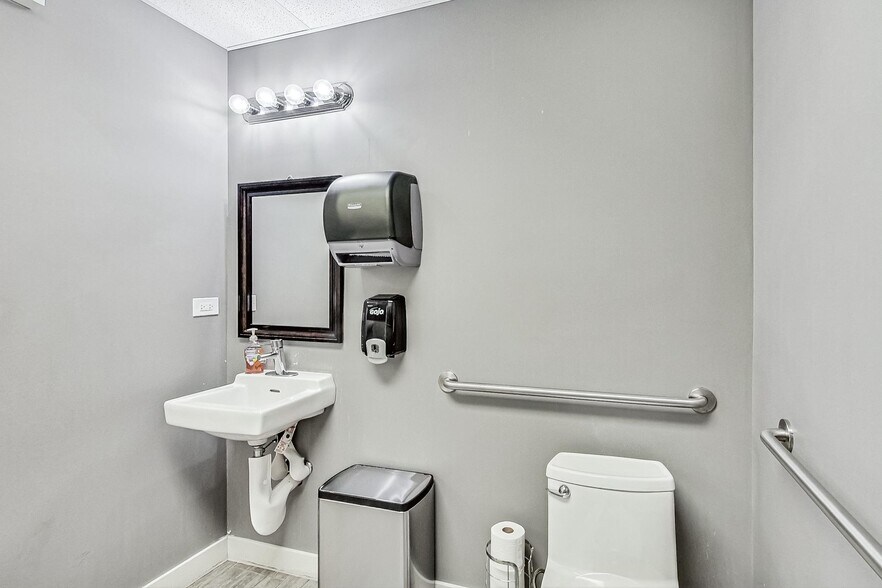 More Photos Of 2623 N Halsted St, Chicago Medical For Sale