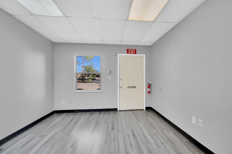 More Photos Of 550 Balmoral Cir N, Jacksonville Unknown For Lease