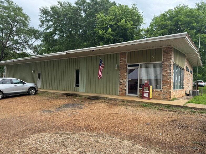 More Photos Of 306 W Main St, Atlanta Freestanding For Sale