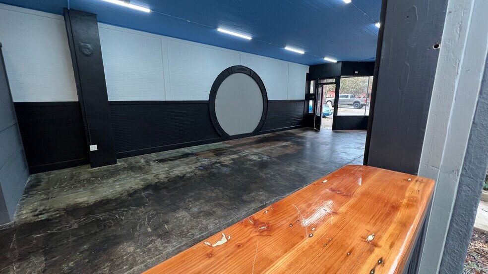 More Photos Of 155 Main St W, Monmouth Storefront For Lease