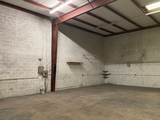 More Photos Of 820 NE 24th Ln, Cape Coral Warehouse For Lease