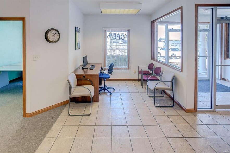 More Photos Of 824 N Market St, Waterloo Medical For Sale