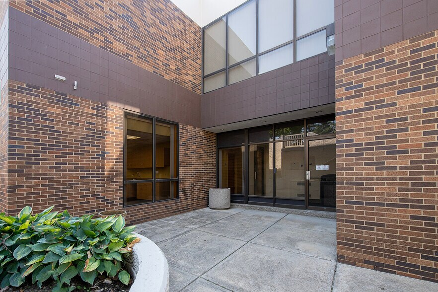 More Photos Of 17406 Royalton Rd, Strongsville Medical For Lease