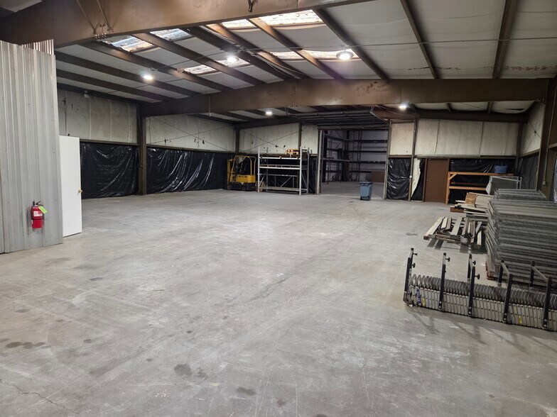 More Photos Of 3140 Lees Ln, Mobile Light Distribution For Sale