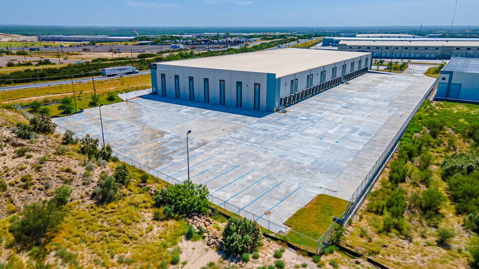 More Photos Of 101 Man United St, Laredo Warehouse For Lease