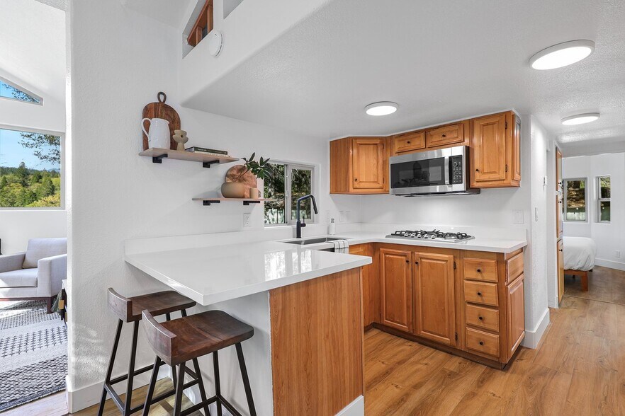 More Photos Of 4727 Dunsmuir Ave, Dunsmuir Hotel For Sale