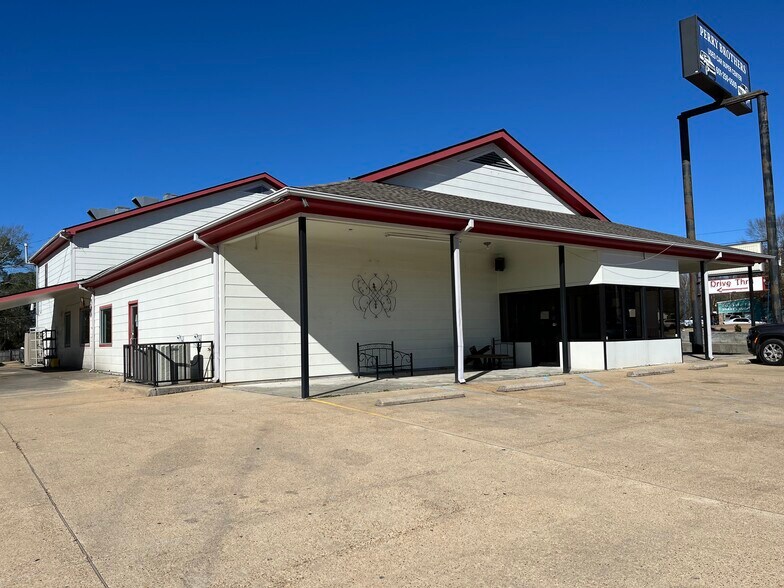 Primary Photo Of 1300 Delaware Ave, Mccomb Light Distribution For Sale