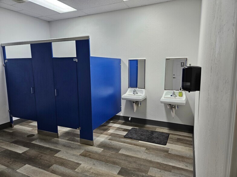 More Photos Of 1775 N 10th St, Central Point Storefront Retail Office For Lease