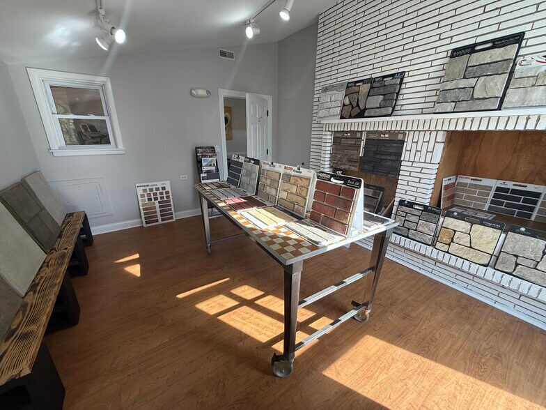 More Photos Of 806 Penny Ave, East Dundee Storefront Retail Office For Lease