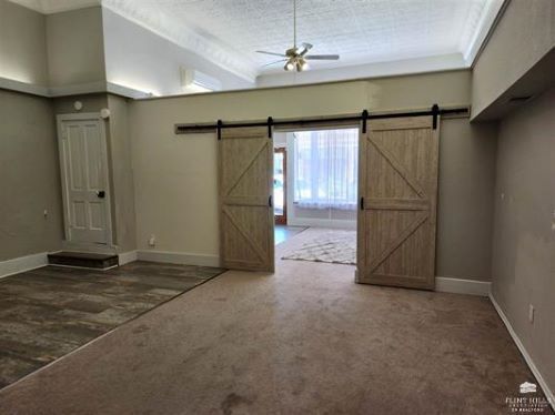 More Photos Of 303 N Cedar St, Abilene Storefront For Sale