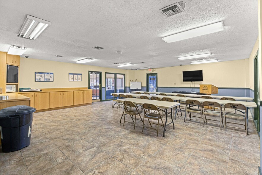 More Photos Of 1031 NE 16th St, Ocala Manufacturing For Sale