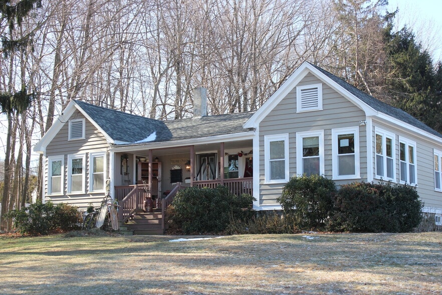 More Photos Of 75 Main St, Medway Unknown For Lease