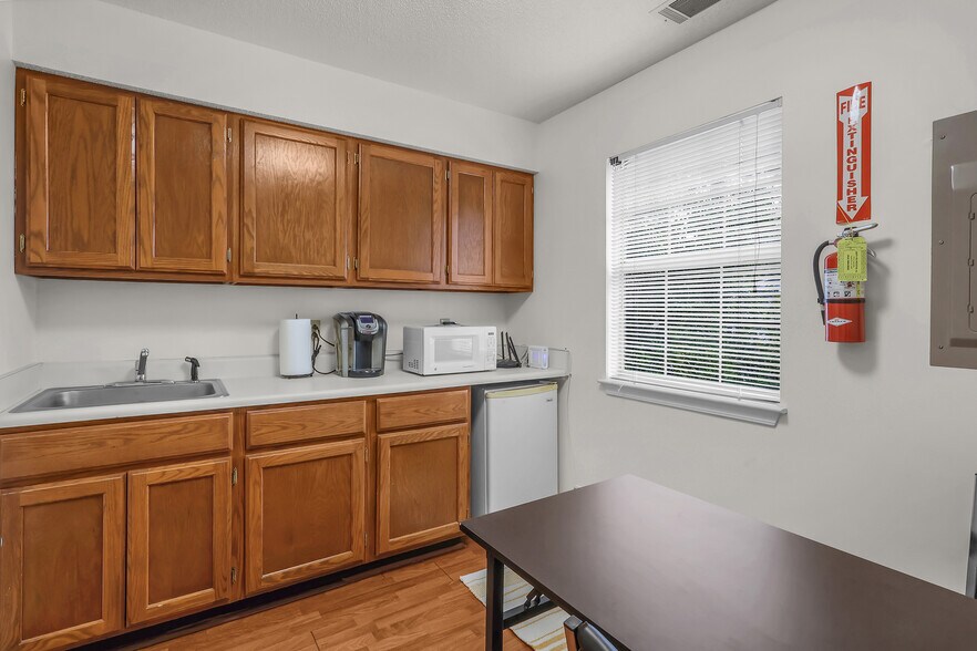 More Photos Of 10375 Ford Ave, Richmond Hill Office For Sale