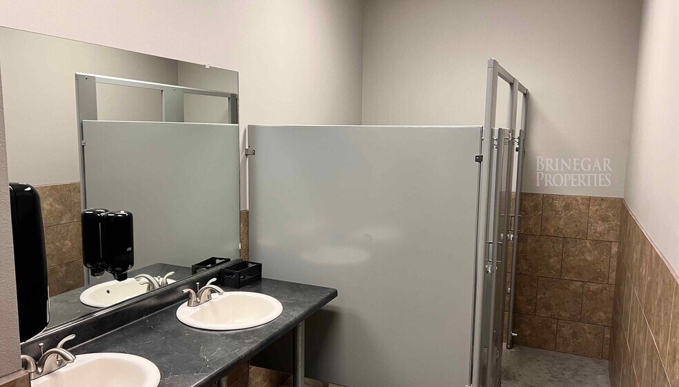 More Photos Of 747 County Road 138, Hutto Flex For Sale