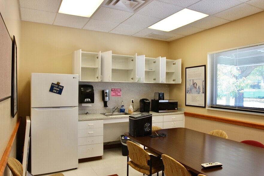 More Photos Of 650 34th St S, Saint Petersburg Medical For Sale