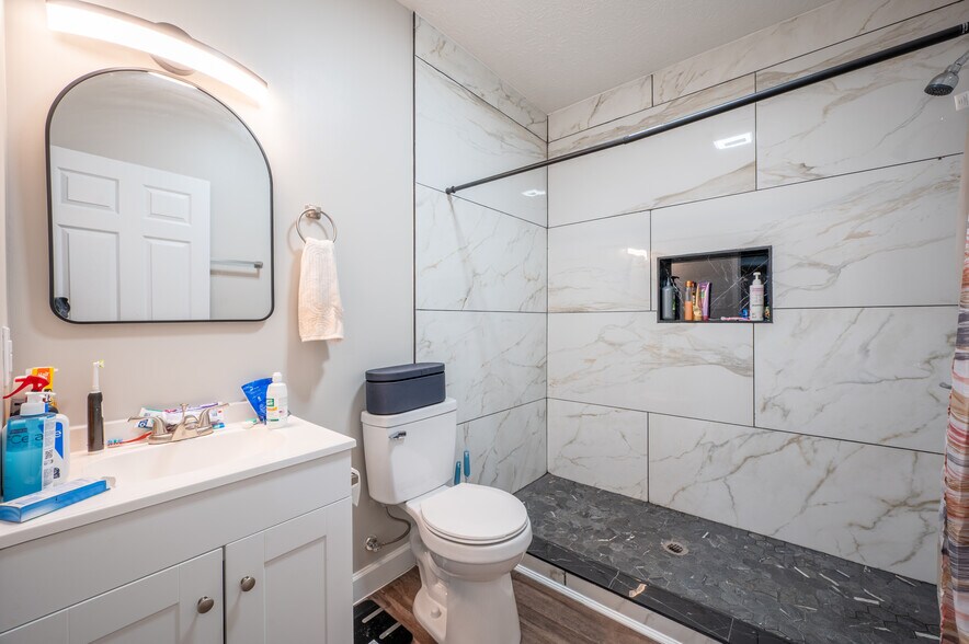 More Photos Of 2305 E Michigan St, Indianapolis Flex For Sale