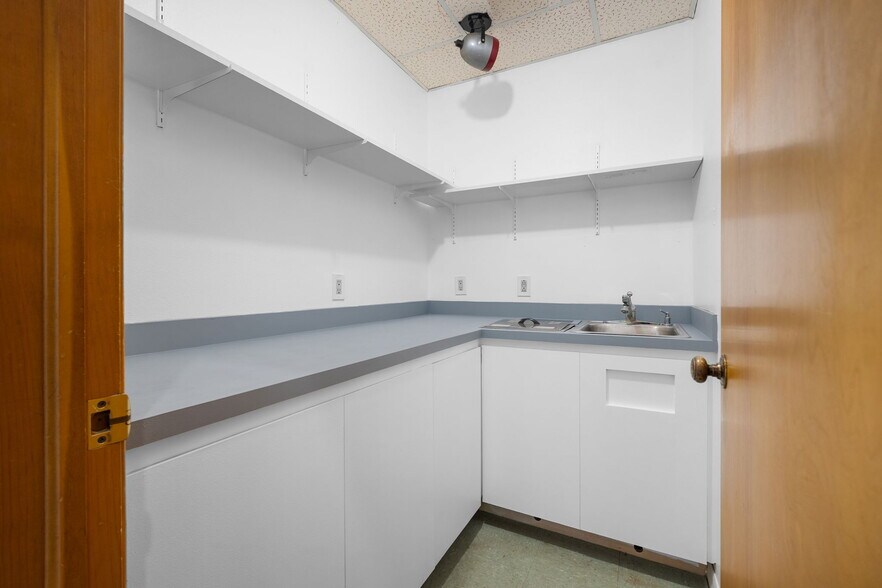 More Photos Of 1701 66th St N, Saint Petersburg Medical For Sale