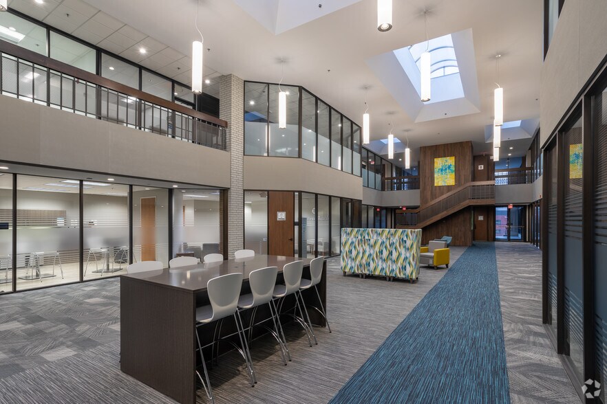 More Photos Of 425 N New Ballas Rd, Creve Coeur Office For Lease