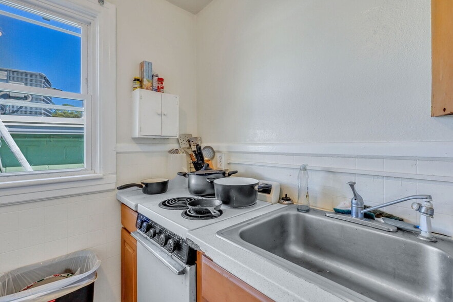 More Photos Of 2203 Skidaway Rd, Savannah Freestanding For Sale