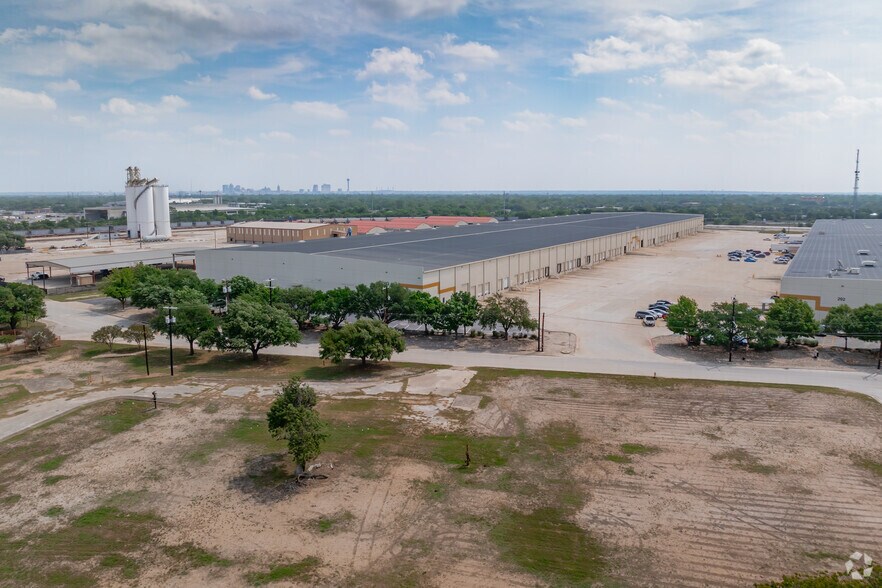 More Photos Of 302 Tayman St, San Antonio Distribution For Lease