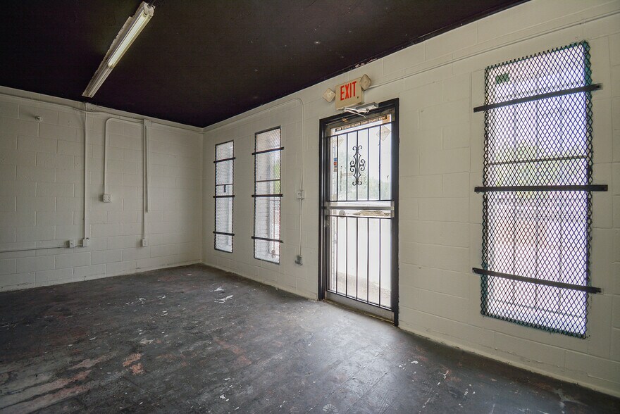 More Photos Of 1804 N Main St, Houston Freestanding For Lease