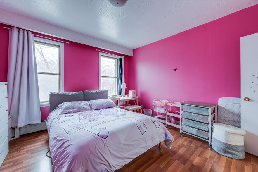 More Photos Of 256 Crawford St, Toronto Storefront Retail Residential For Sale