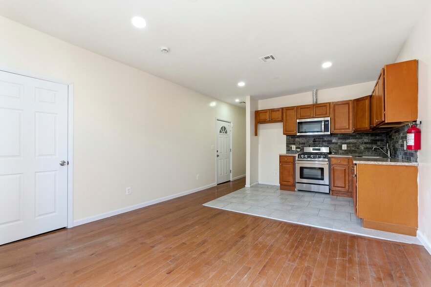 More Photos Of 265 S 8th St, Newark Apartments For Sale