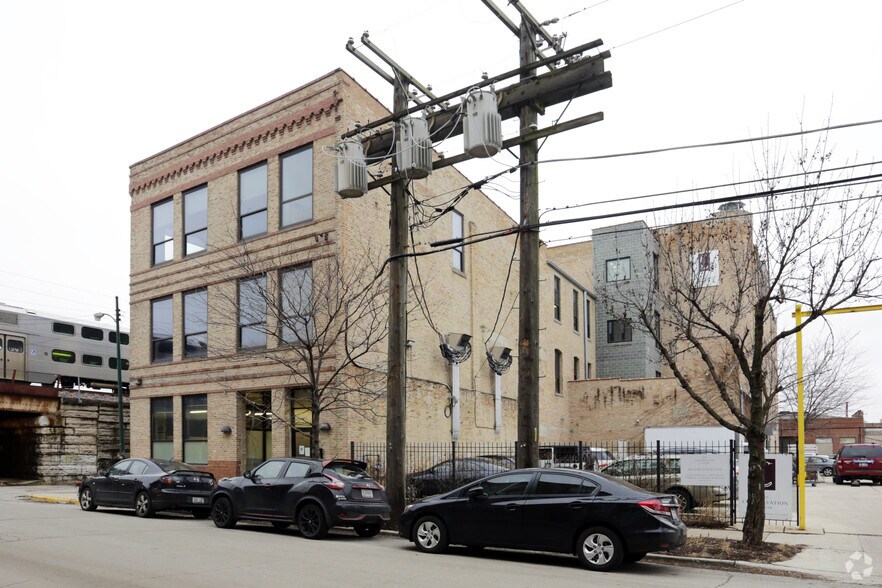 More Photos Of 1900 W Kinzie St, Chicago Light Distribution For Sale