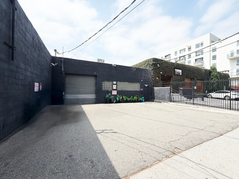 More Photos Of 6610 Lexington Ave, Los Angeles Showroom For Lease
