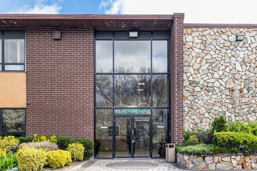 More Photos Of 80 Skyline Dr, Plainview Research And Development For Lease