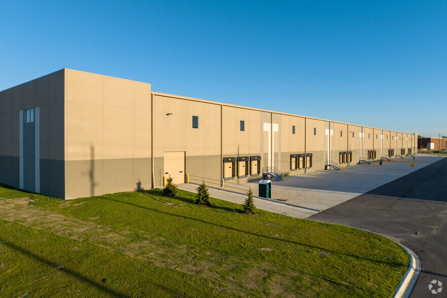 More Photos Of 18300 Vernier Rd, Harper Woods Distribution For Lease