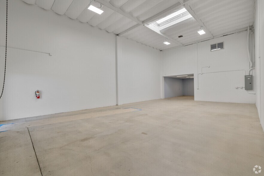 More Photos Of 7574 Trade St, San Diego Research And Development For Lease