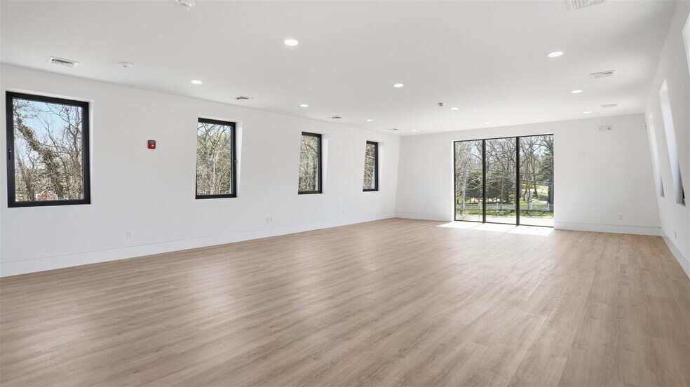 More Photos Of 200 W Montauk Hwy, Hampton Bays Freestanding For Lease
