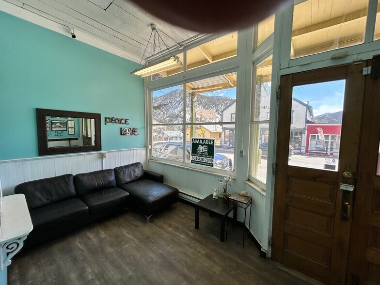 More Photos Of 13 E Park Ave, Empire General Retail For Lease