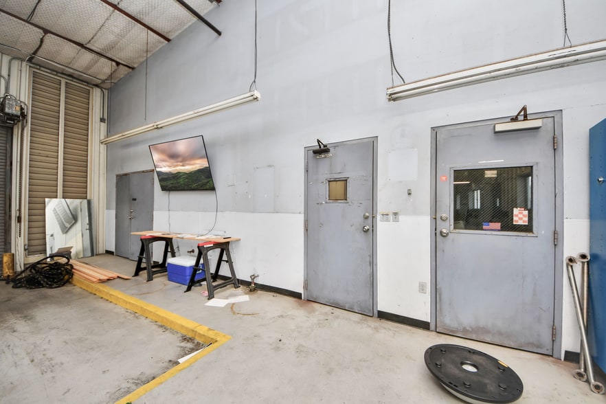 More Photos Of 10814 Woodedge Dr, Houston Warehouse For Sale