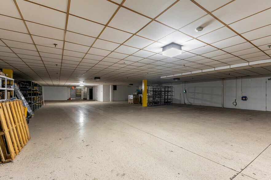 More Photos Of 15360 S Commerce Dr, Dearborn Office For Sale