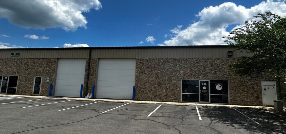 More Photos Of 21 Perchwood Dr, Fredericksburg Showroom For Lease
