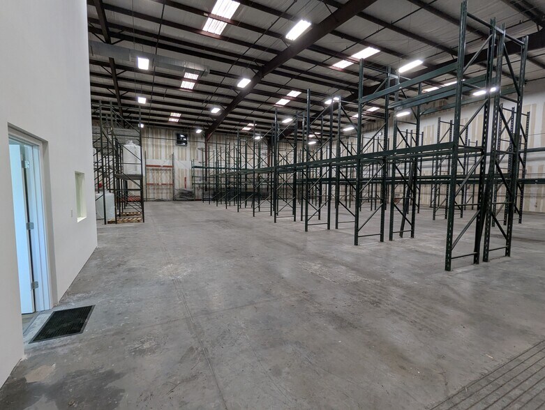 More Photos Of 1209-1215 N FM 3083 Rd E, Conroe Warehouse For Lease