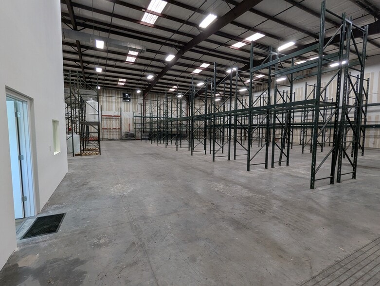 More Photos Of 1209-1215 N FM 3083 Rd E, Conroe Warehouse For Lease