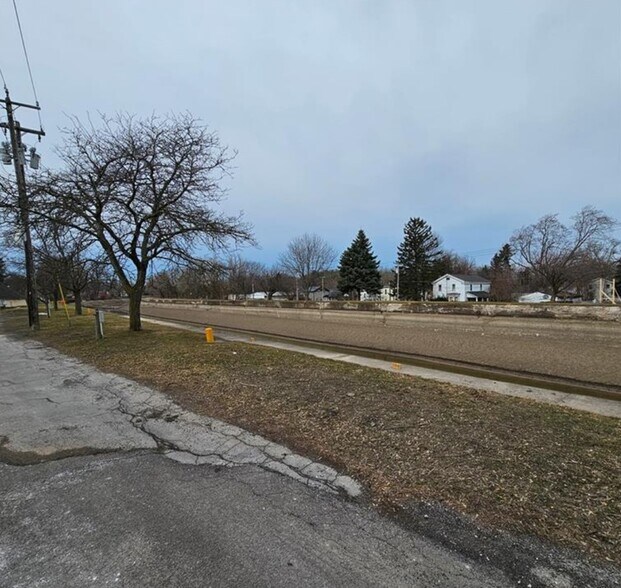 More Photos Of 12 Main St, Middleport Freestanding For Lease