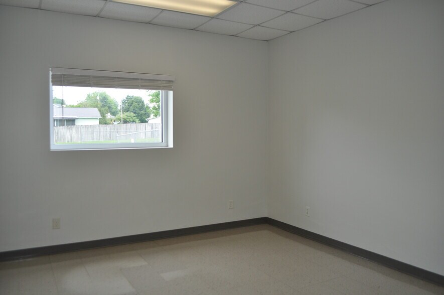 More Photos Of 2333 W Emory Rd, Powell Industrial For Sale