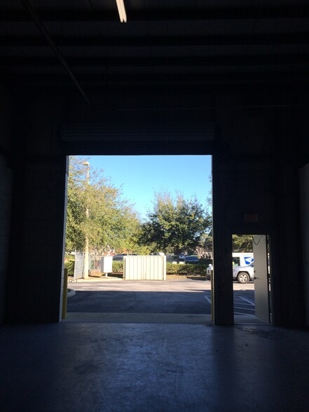 More Photos Of 6433 Pinecastle Blvd, Orlando Warehouse For Lease