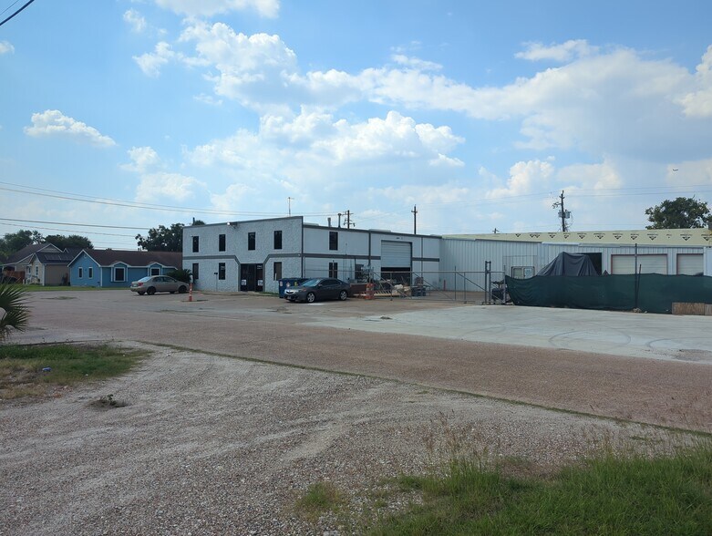 More Photos Of 513 Illinois St, South Houston Industrial For Sale