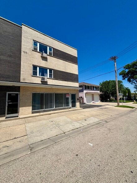 More Photos Of 2052 Western Ave, Waukegan Storefront For Lease