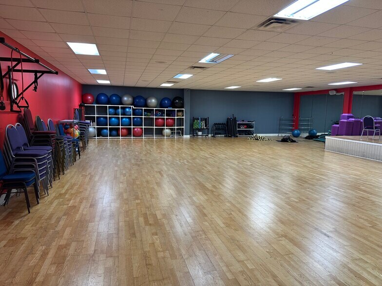 More Photos Of 106 Bowling Ln, Dublin Flex For Sale